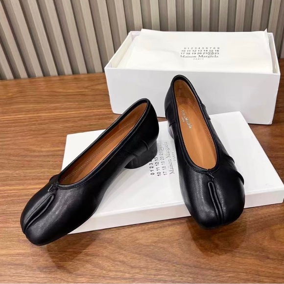 Maison Martin Margiela. Shoes - Maison Martin Margiela Black Split-Toe Leather Low Heel Pumps